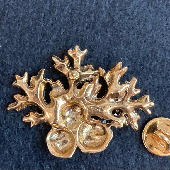 Vintage Avon Acorn pin🍁 - Picture 9 of 9